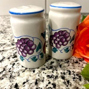 FRUTTIE by Tabletops Unlimited Salt‎ and Pepper shakers White China Cottage Farm